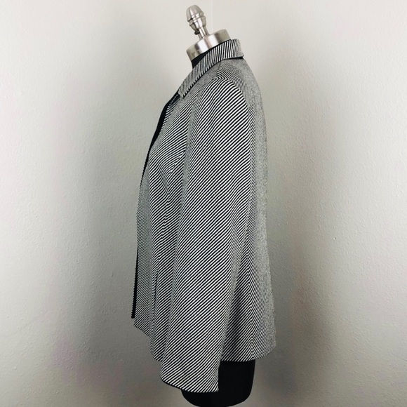 TAHARI Black & White Diagonal Stripe Wool Blend open front Blazer w Black Collar - Picture 3 of 9